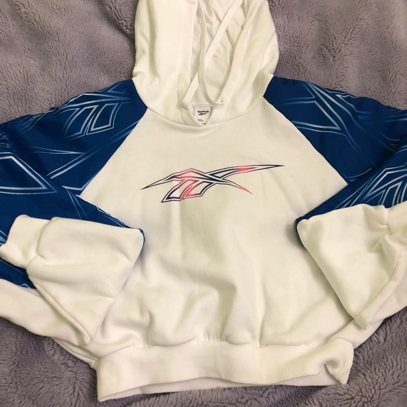 Reebok cropped hoodie. - Picture 3 of 3